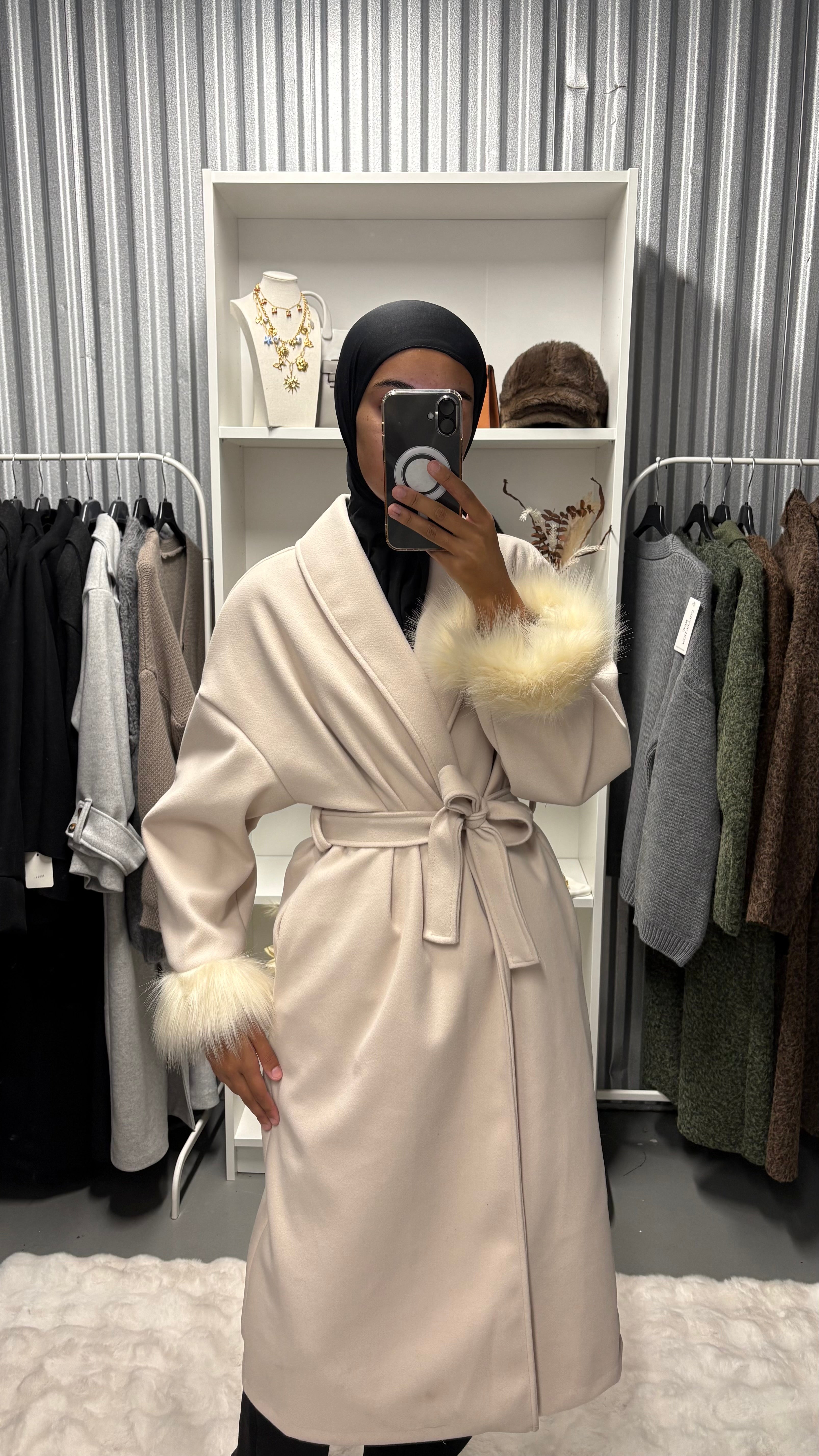 Manteau manches fourrures