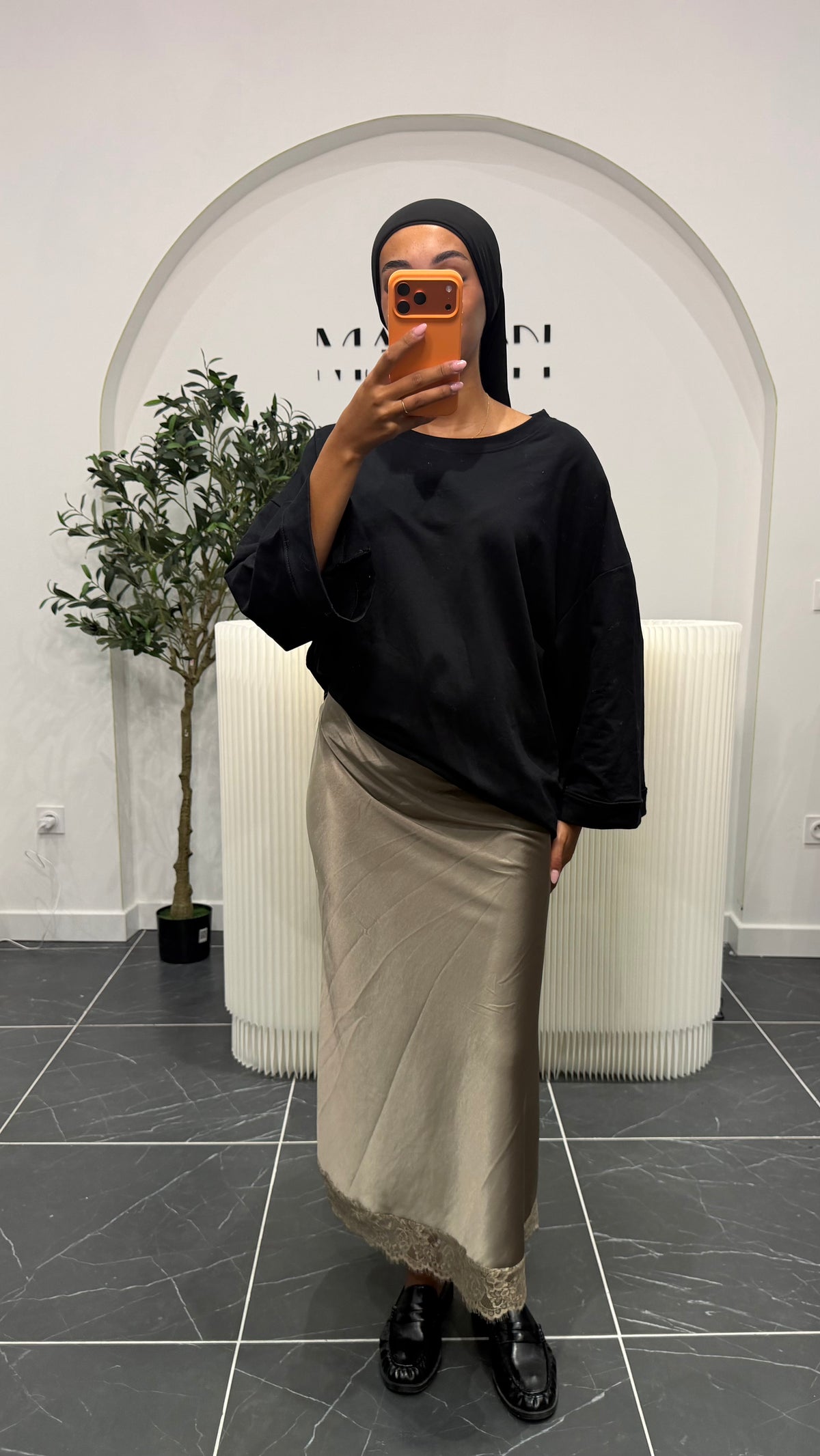 Jupe satin avec détails dentelle